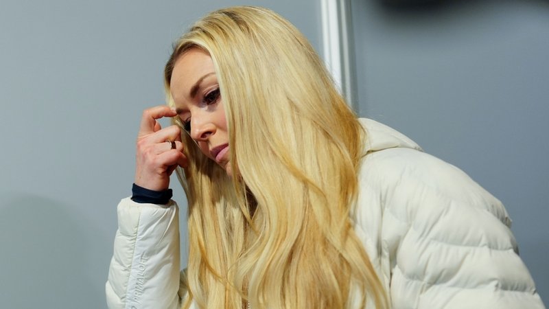 Archivbild: Skirennläuferin Lindsey Vonn (USA) verlässt eine Pressekonferenz bei den Olympischen Winterspielen in Italien. | Bild: dpa-Bildfunk/Michael Kappeler Archivbild: Skirennläuferin Lindsey Vonn (USA) verlässt eine Pressekonferenz bei den Olympischen Winterspielen in Italien.