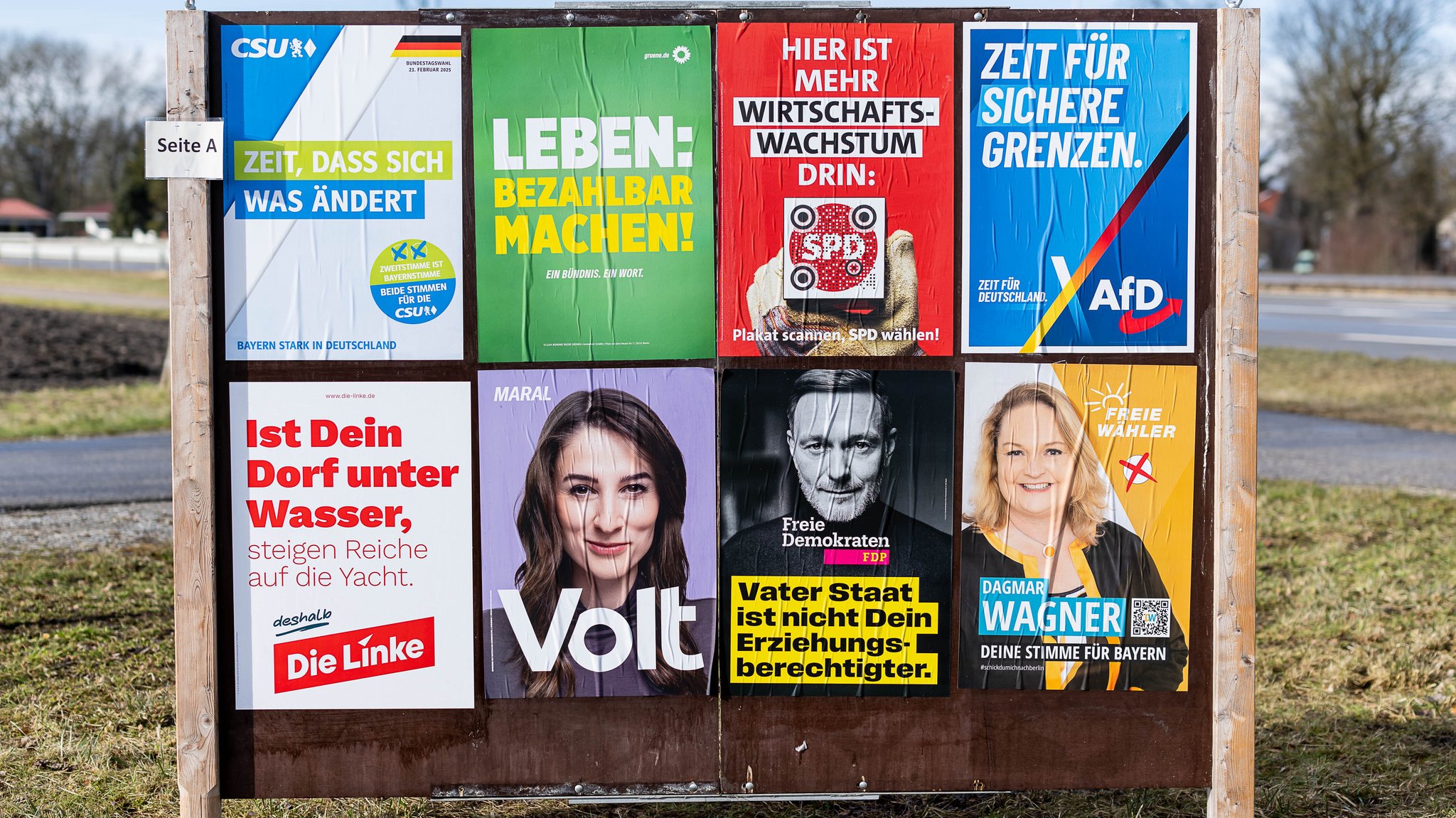 Wahlplakate diverser Parteien.