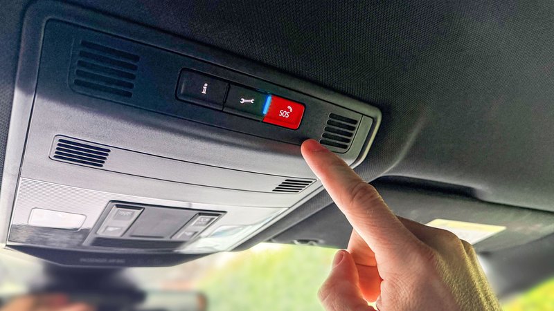 (Symbolbild) Ein Finger drückt auf einen roten SOS-Knopf an einem Armaturenbrett | Bild: dpa-Bildfunk/Florian Streicher (Symbolbild) Ein Finger drückt auf einen roten SOS-Knopf an einem Armaturenbrett