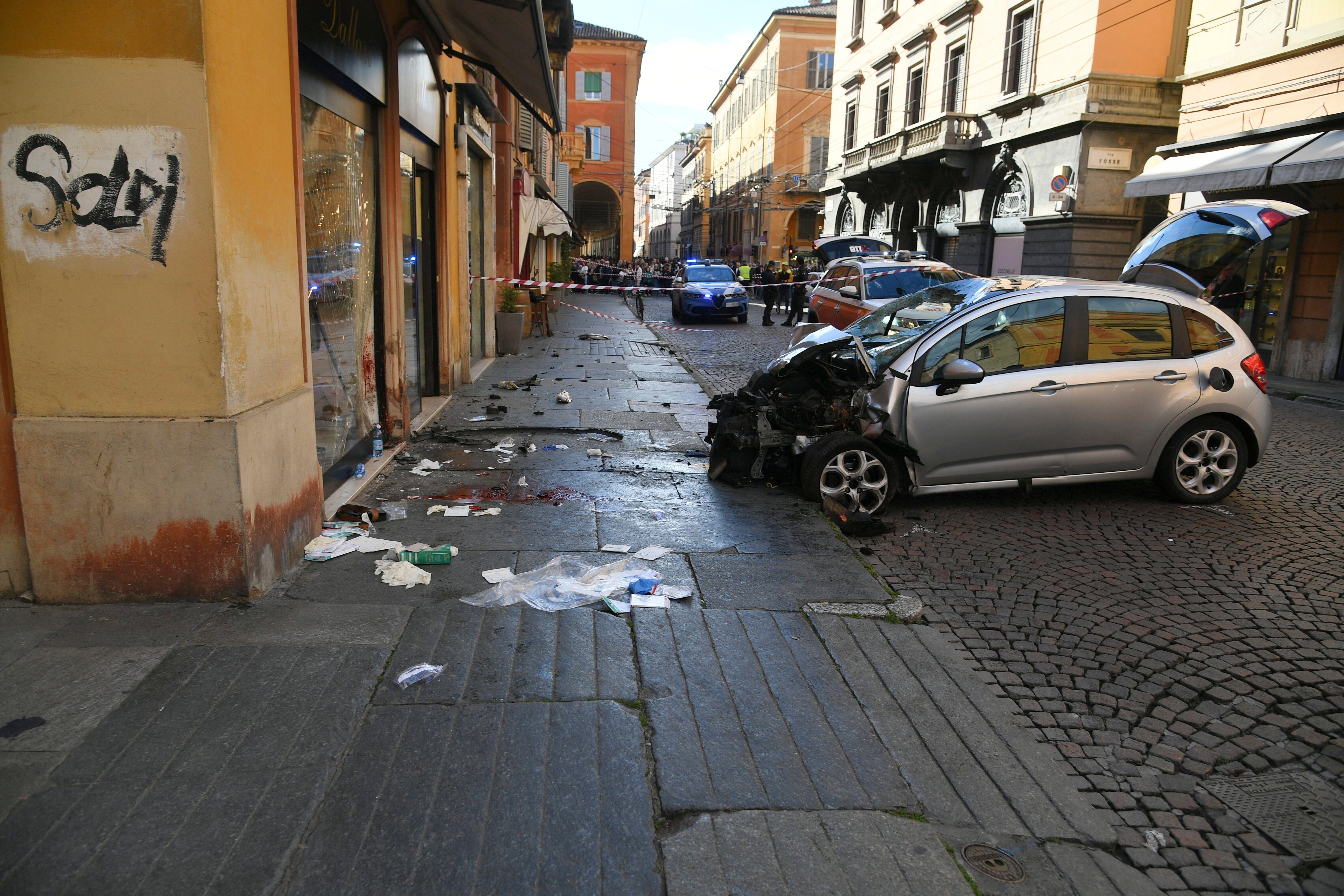 Auto rast in Italien in Menschenmenge – mehrere Verletzte