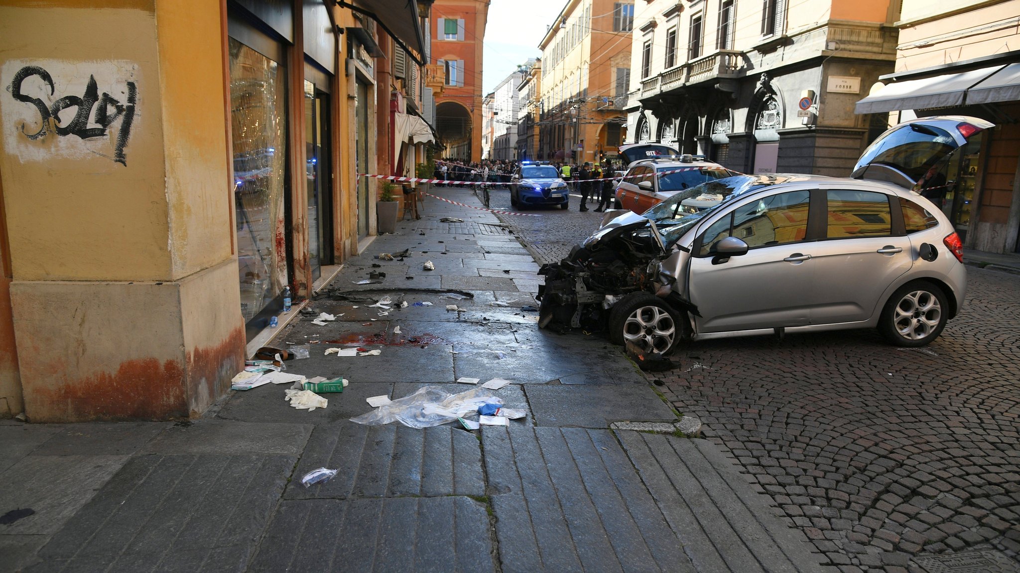 Auto rast in Italien in Menschenmenge: Deutsche schwer verletzt