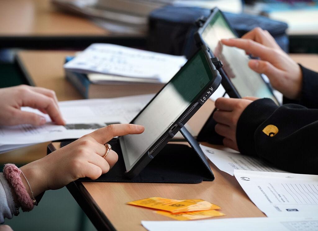 Schüler einer fünften Klasse in Berlin lösen an Tablets eine Aufgabe