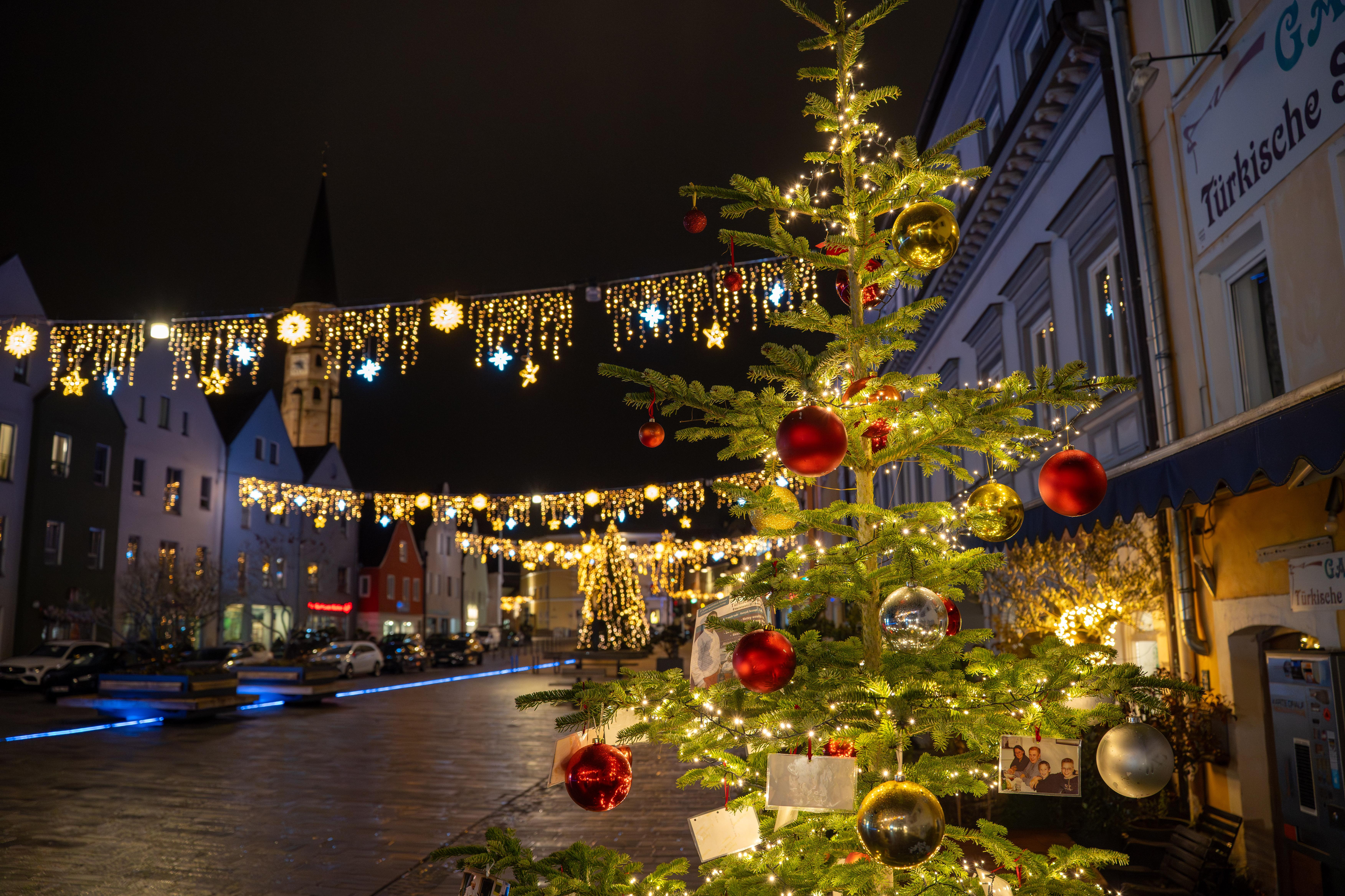 Symbolbild: Marktplatz Dingolfing mit Weihnachtsdekoration