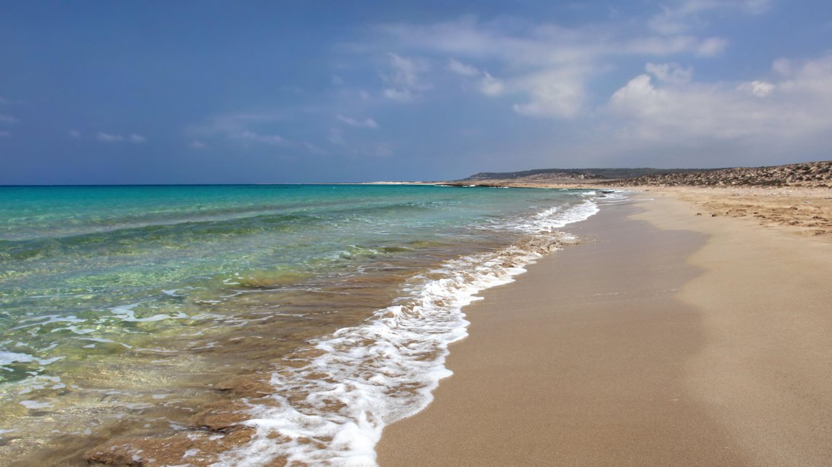 Riesiger Ölteppich treibt auf die Küste von Zypern zu 