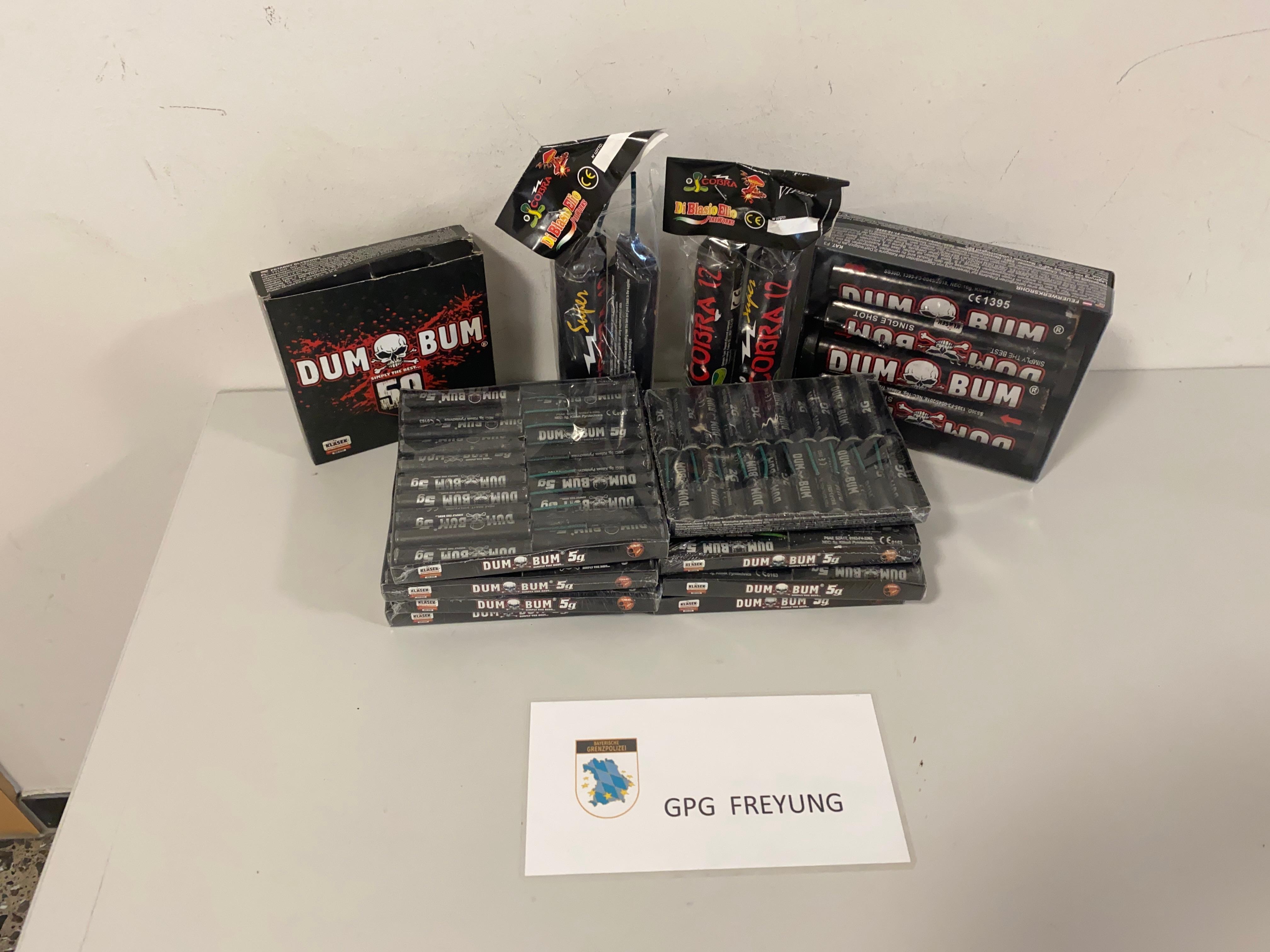 Von der Grenzpolizei Freyung beschlagnahmte Böller aus Tschechien liegen auf einem Tisch in der Polizeiinspektion Freyung.