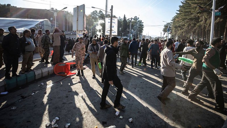 Menschen versammeln sich in Kerman im Iran nach Explosionen auf einer Straße. (3.1.23)