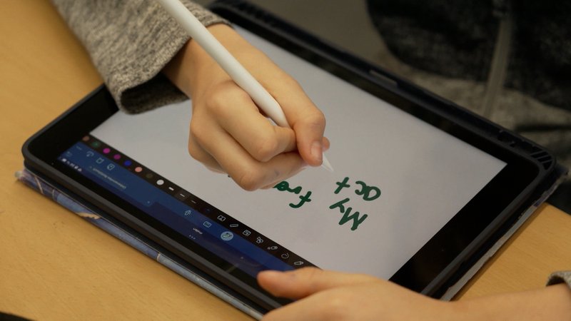 Ein Schüler notiert sich etwas auf einem Tablet-Computer. | Bild: BR Ein Schüler notiert sich etwas auf einem Tablet-Computer.
