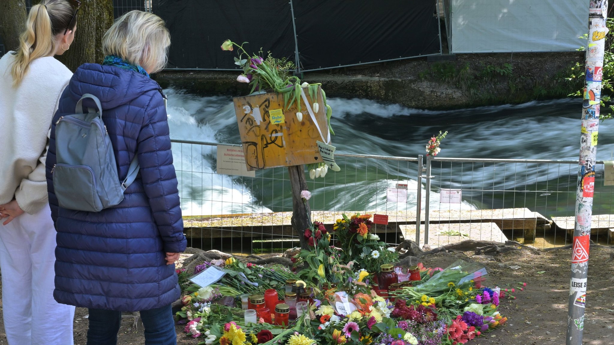 Zwei Wochen nach dem tödlichem Surf-Unglück wurde das Wasser im Eisbach abgesenkt. | Bild: dpa-Bildfunk/Peter Knefel Zwei Wochen nach dem tödlichem Surf-Unglück wurde das Wasser im Eisbach abgesenkt.