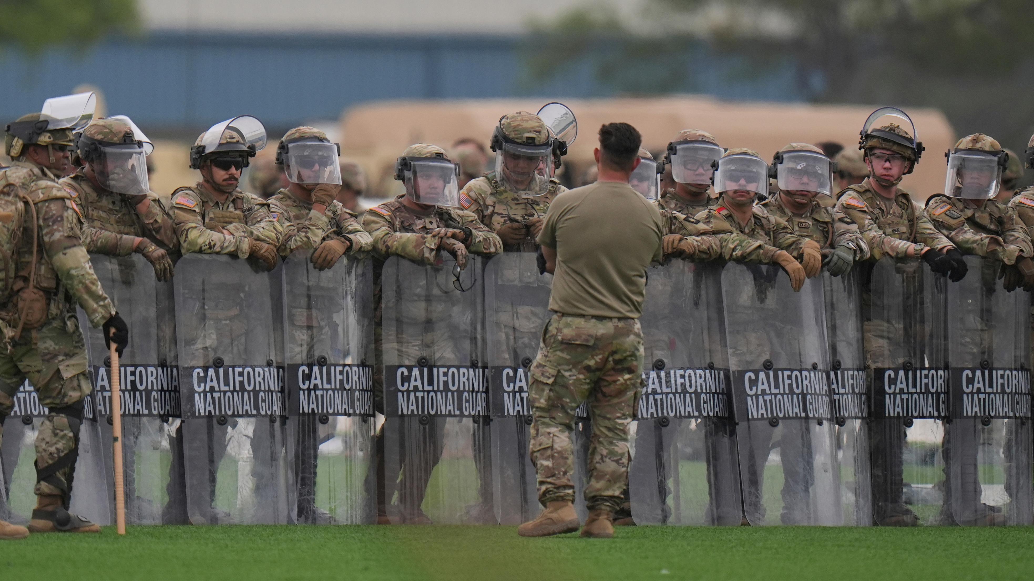 Mitglieder der US-Nationalgarde führen Übungen durch, nachdem sie zu den Protesten in Los Angeles entsandt wurden