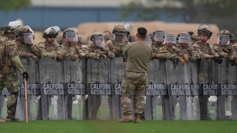 Mitglieder der US-Nationalgarde führen Übungen durch, nachdem sie zu den Protesten in Los Angeles entsandt wurden | Bild: Jae C. Hong/AP/dpa Mitglieder der US-Nationalgarde führen Übungen durch, nachdem sie zu den Protesten in Los Angeles entsandt wurden