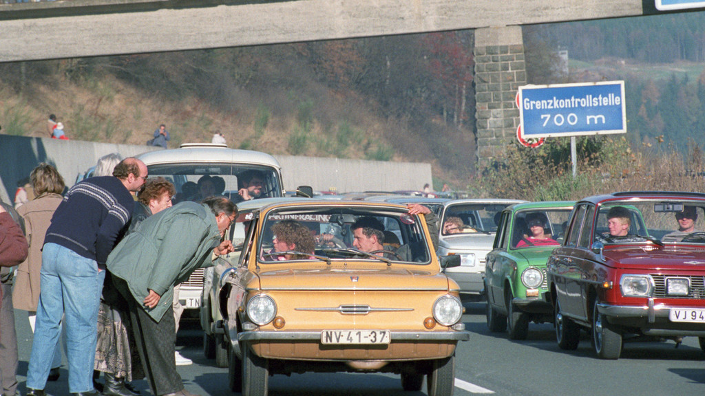 Eine Kolonne DDR-Autos 1989 am Grenzübergang Rudolphstein.