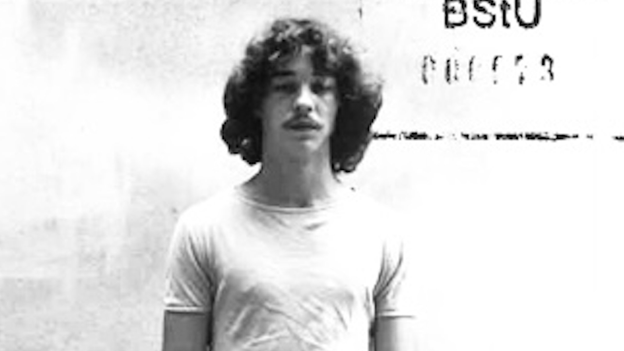 Schwarzweiß-Bild des 18-jährigen Thomas Nolte. Er wirkt nach dem Verhör verweint. Bild stammt aus der Stasi-Akte von Thomas Nolte