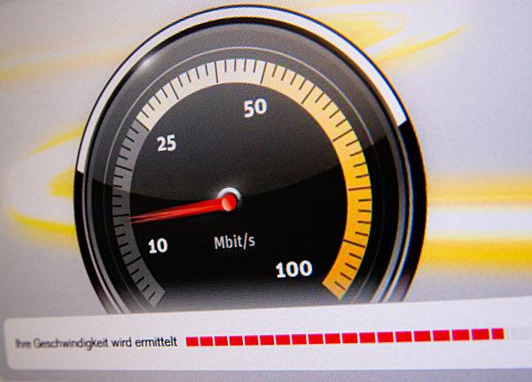 Tacho der Mbit/s misst und im niedrigen Bereich steht 