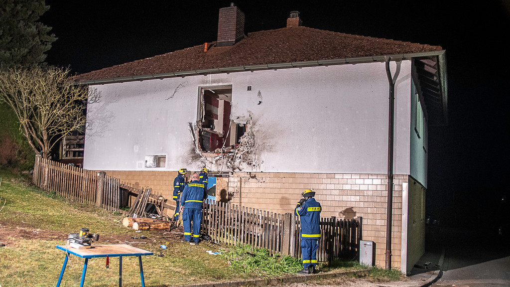 Ein 47-jähriger Mann ist am Sonntag Abend im Schwabacher Ortsteil Wolkersdorf mit seinem Auto in eine Hauswand gekracht. 