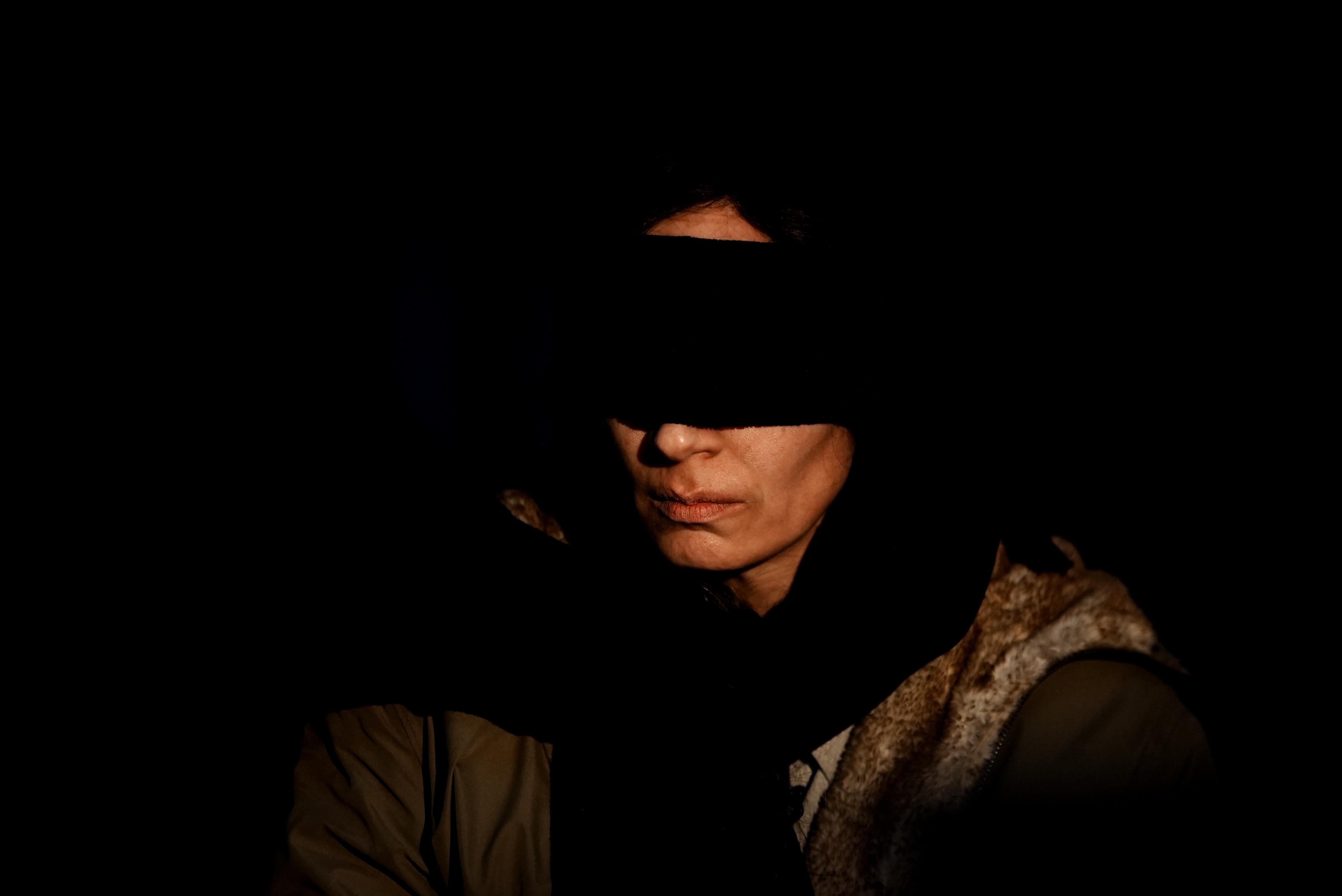 Der Hauptfigur Roya werden auf dem Weg zum Verhör die Augen verbunden. | Bild:Little Dream Pictures