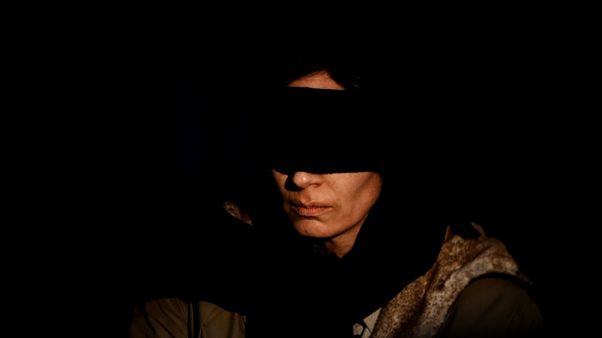 Der Hauptfigur Roya werden auf dem Weg zum Verhör die Augen verbunden. | Bild: Little Dream Pictures Der Hauptfigur Roya werden auf dem Weg zum Verhör die Augen verbunden.