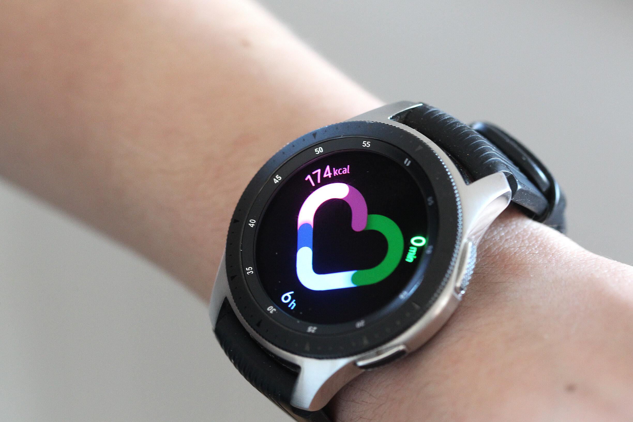 (Symbolbild) Nahaufnahme einer Smartwatch an einem Handgelenk