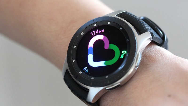 (Symbolbild) Nahaufnahme einer Smartwatch an einem Handgelenk | Bild: picture alliance / Eibner-Pressefoto | Fleig / Eibner-Pressefoto (Symbolbild) Nahaufnahme einer Smartwatch an einem Handgelenk