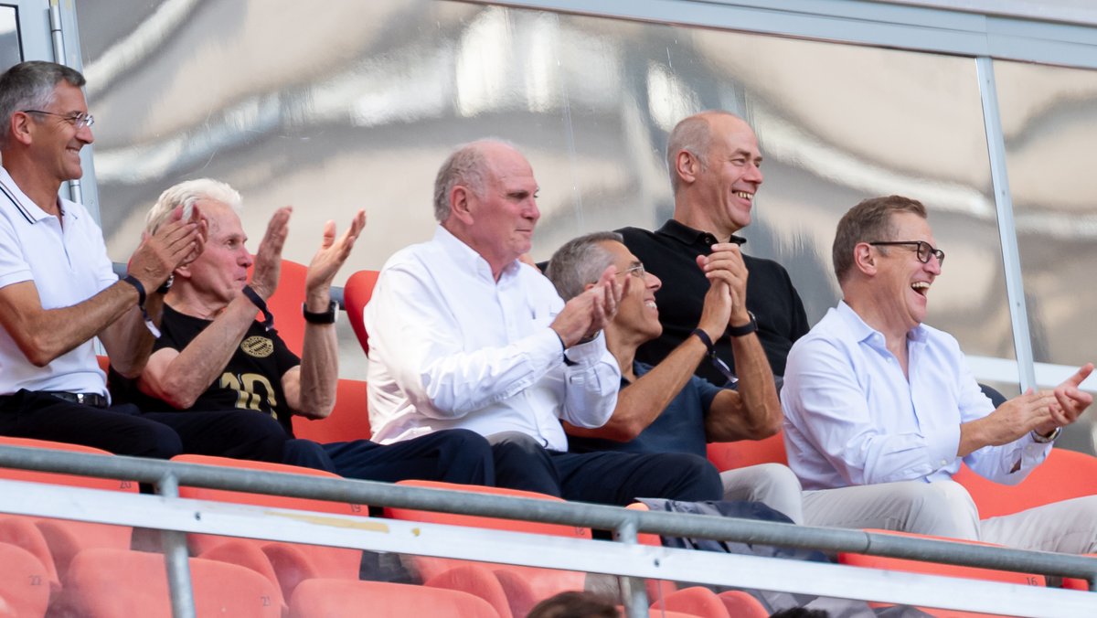 Herbert Hainer (Präsident), Uli Hoeness (Ehrenpraesident) und Jan-Christian Dreesen (Vorstandsvorsitzender, rechts)  verfolgen das Legenden-Match und die Teampräsentation des FC Bayern München.