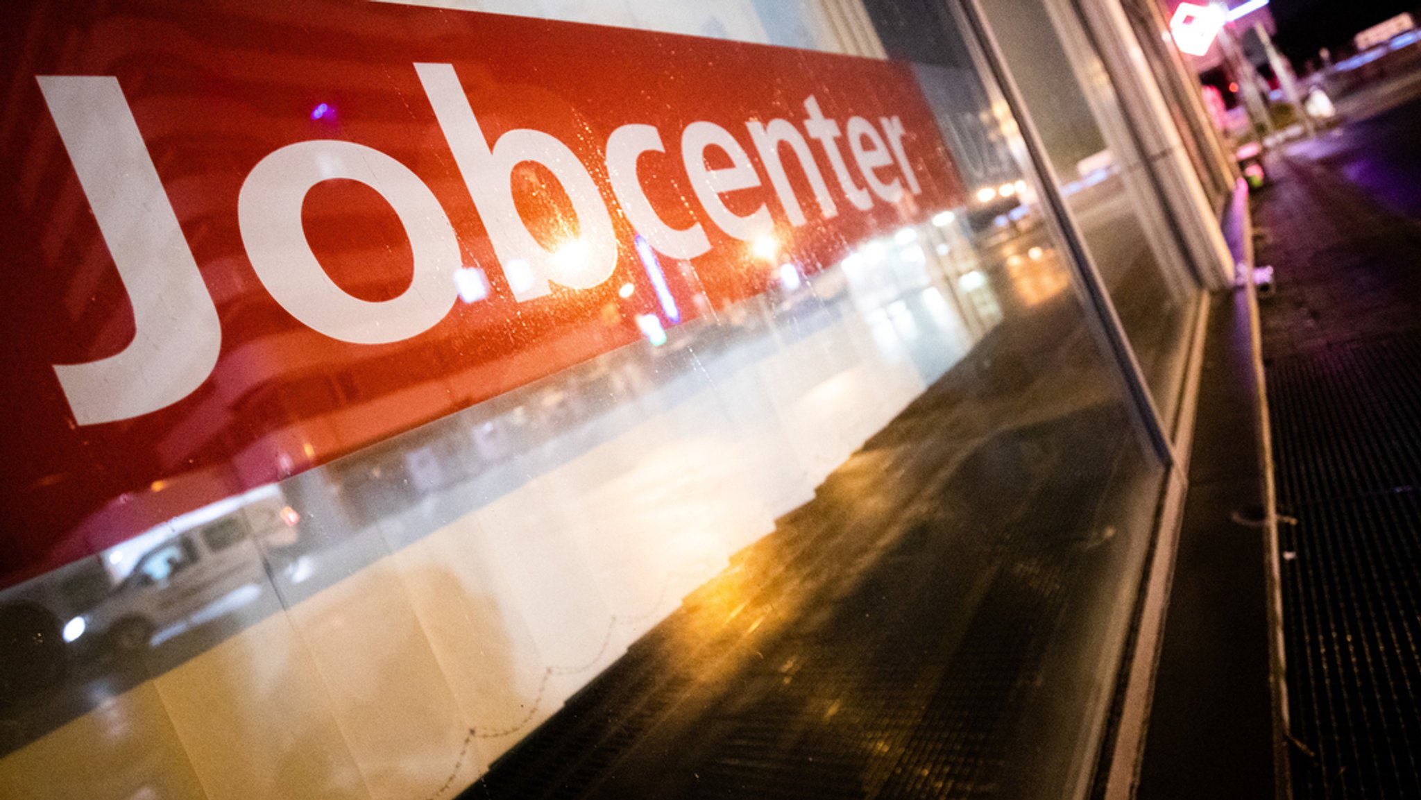 Schild mit der Aufschrift Jobcenter