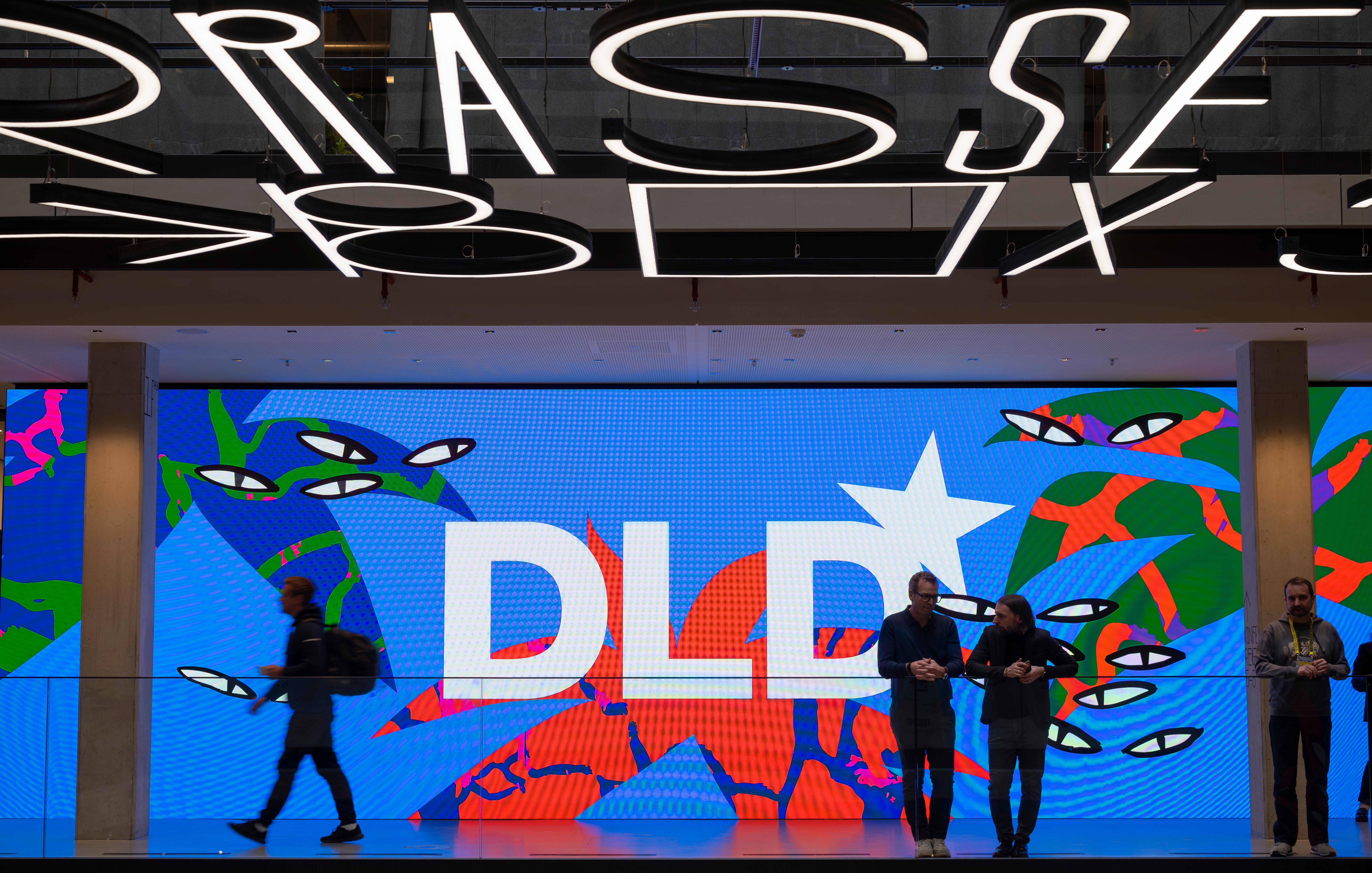 Das Logo "DLD" ist zu Beginn der dreitägigen Konferenz "Digital Life Design" (DLD) im House of Communication auf einer Wand zu lesen.