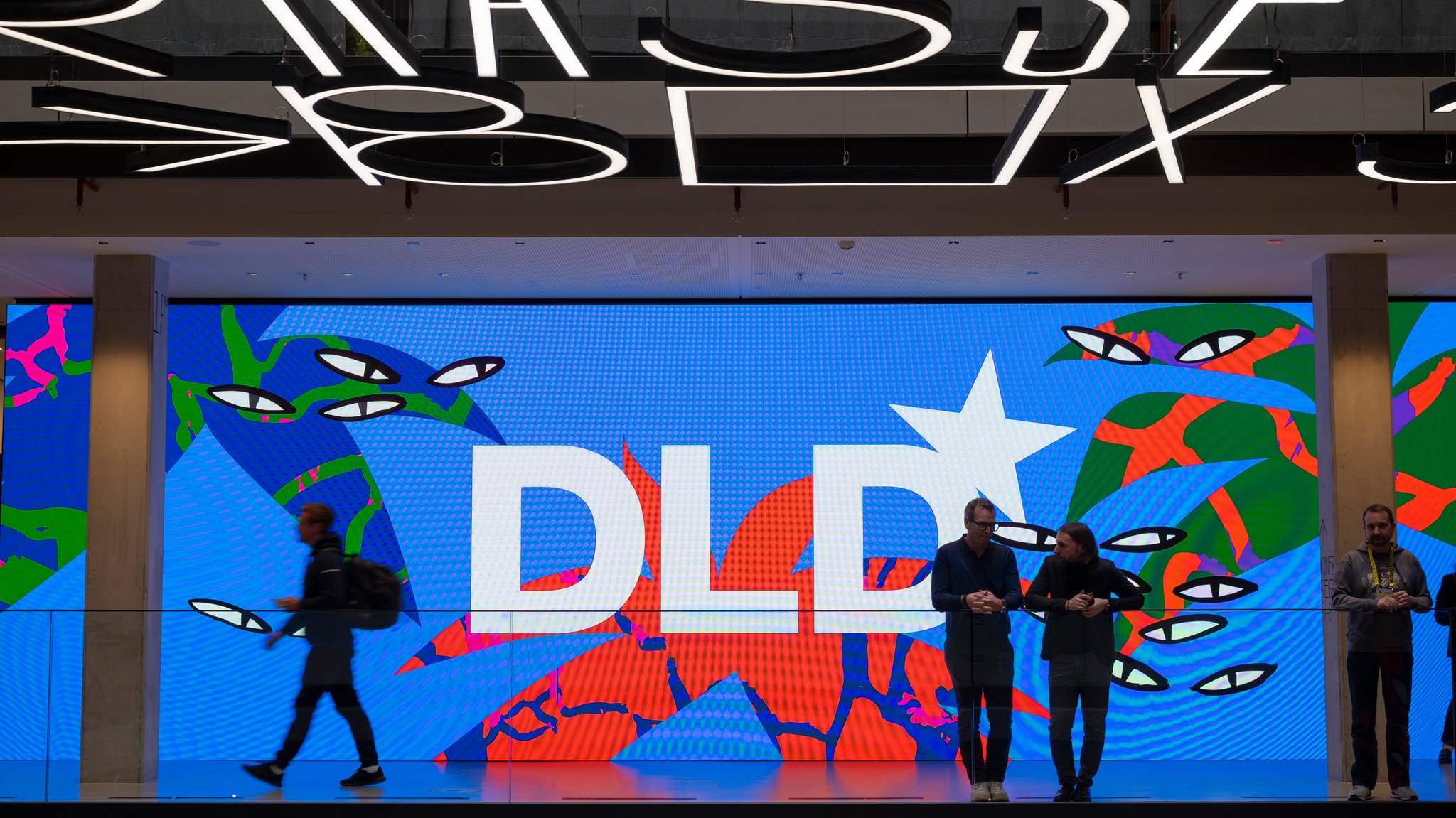 Das Logo "DLD" ist zu Beginn der dreitägigen Konferenz "Digital Life Design" (DLD) im House of Communication auf einer Wand zu lesen.