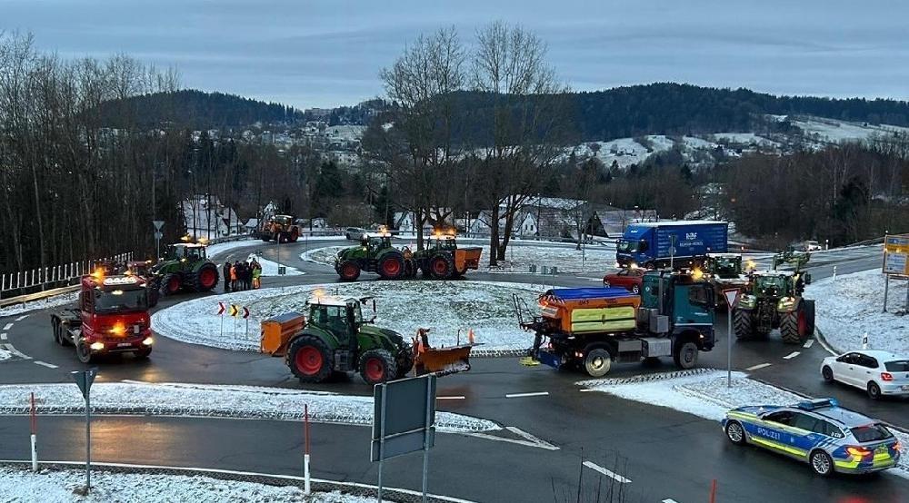 Landwirte blockieren am Montagmorgen mit Traktoren und Lkw einen Kreisverkehr bei Freyung im Bayerischen Wald