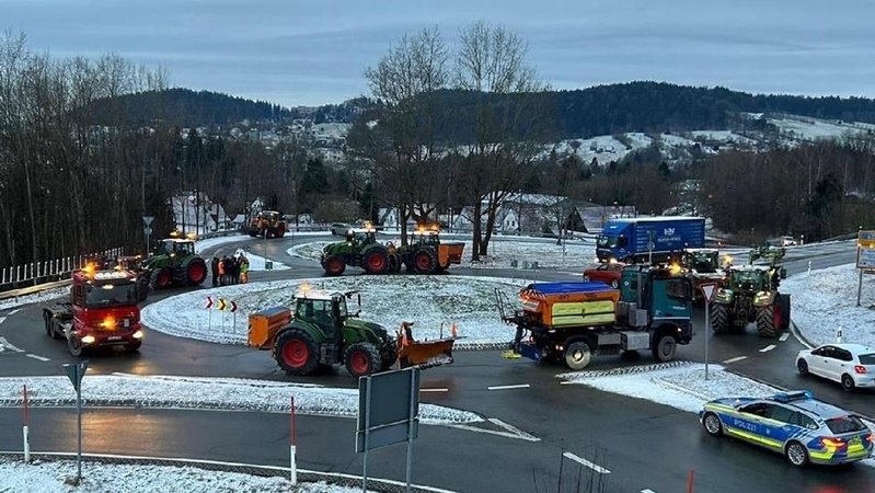 Landwirte blockieren am Montagmorgen mit Traktoren und Lkw einen Kreisverkehr bei Freyung im Bayerischen Wald