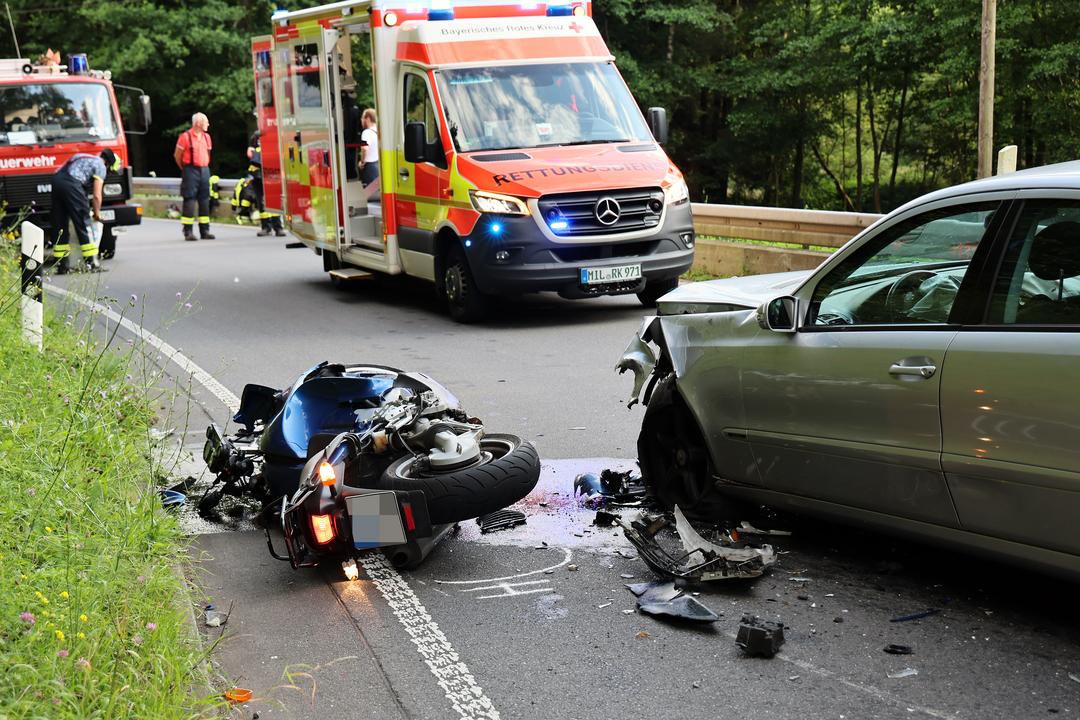 17.07.2024, Nähe Weckbach - Bei einem Verkehrsunfall in Weckbach wurde ein Motorradfahrer schwer verletzt.