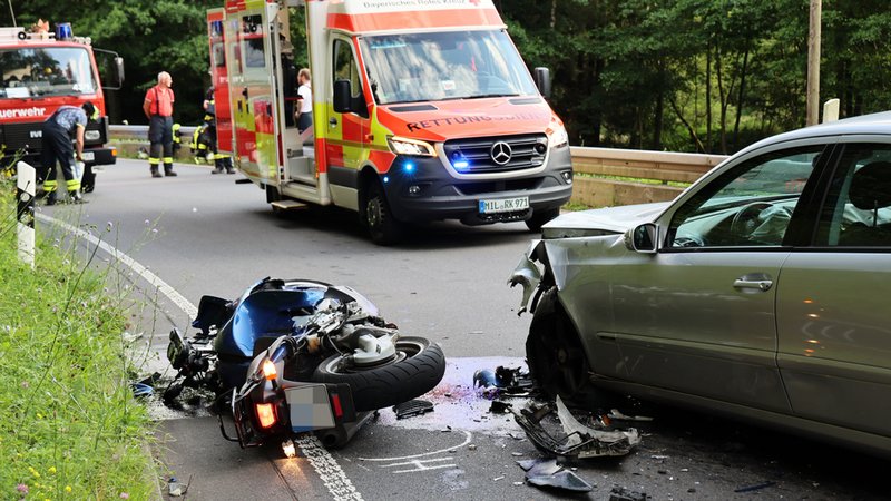 17.07.2024, Nähe Weckbach - Bei einem Verkehrsunfall in Weckbach wurde ein Motorradfahrer schwer verletzt. | Bild: BR/Ralf Hettler 17.07.2024, Nähe Weckbach - Bei einem Verkehrsunfall in Weckbach wurde ein Motorradfahrer schwer verletzt.