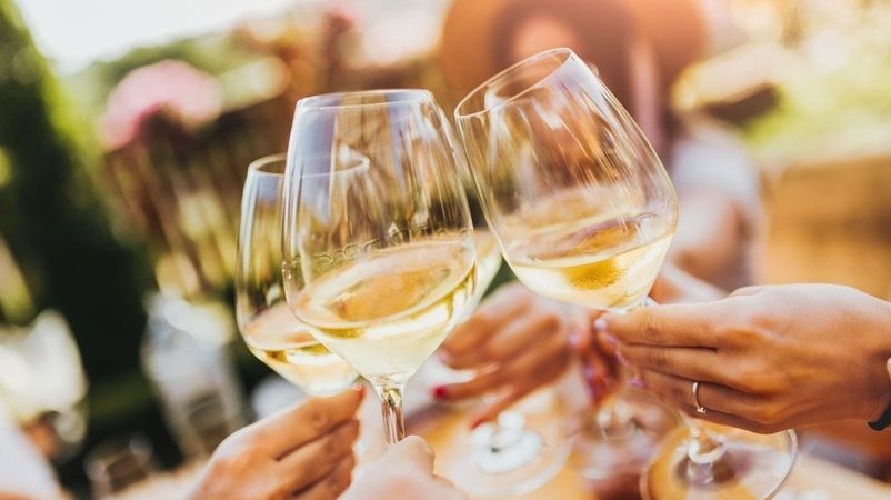 Menschen stoßen mit Weingläsern an | Bild: stock.adobe.com/minastefanovic Menschen stoßen mit Weingläsern an