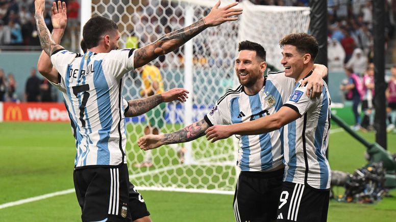 Die Argentinier bejubeln den Einzug ins Viertelfinale. | Bild:picture alliance/dpa | Robert Michael