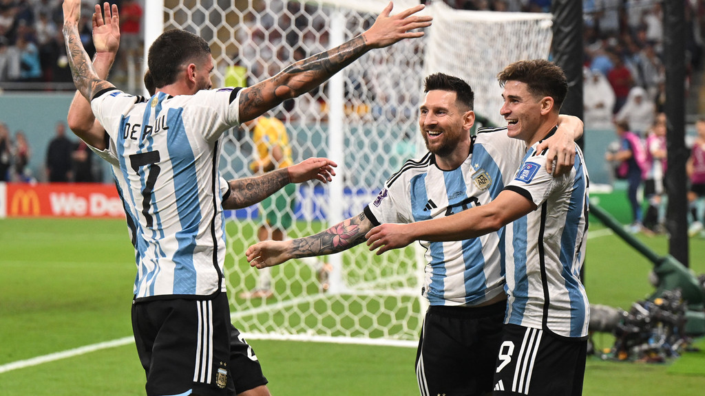 Die Argentinier bejubeln den Einzug ins Viertelfinale.
