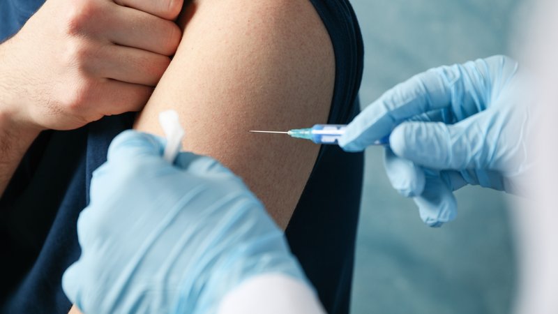 Gibt es bald eine Impfung gegen Krebs? Im Bild: Ein Mensch erhält eine Spritze in den Oberarm. | Bild: colourbox.com Gibt es bald eine Impfung gegen Krebs? Im Bild: Ein Mensch erhält eine Spritze in den Oberarm.