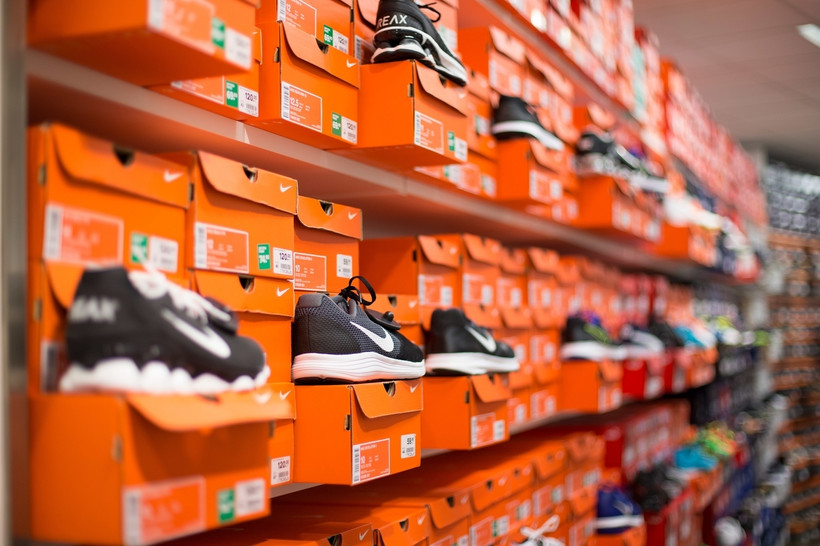 Einbrecher räumen NikeOutlet in Herzogenaurach aus BR24