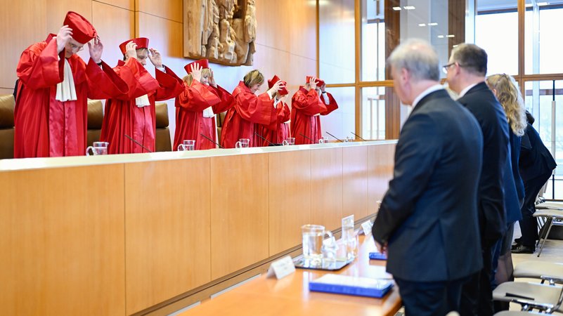 Die Richter des Bundesverfassungsgerichts in Karlsruhe bei der Urteilverkündung zur Abschaffung des Solidaritätszuschlags. | Bild: dpa-Bildfunk/Uwe Anspach Die Richter des Bundesverfassungsgerichts in Karlsruhe bei der Urteilverkündung zur Abschaffung des Solidaritätszuschlags.