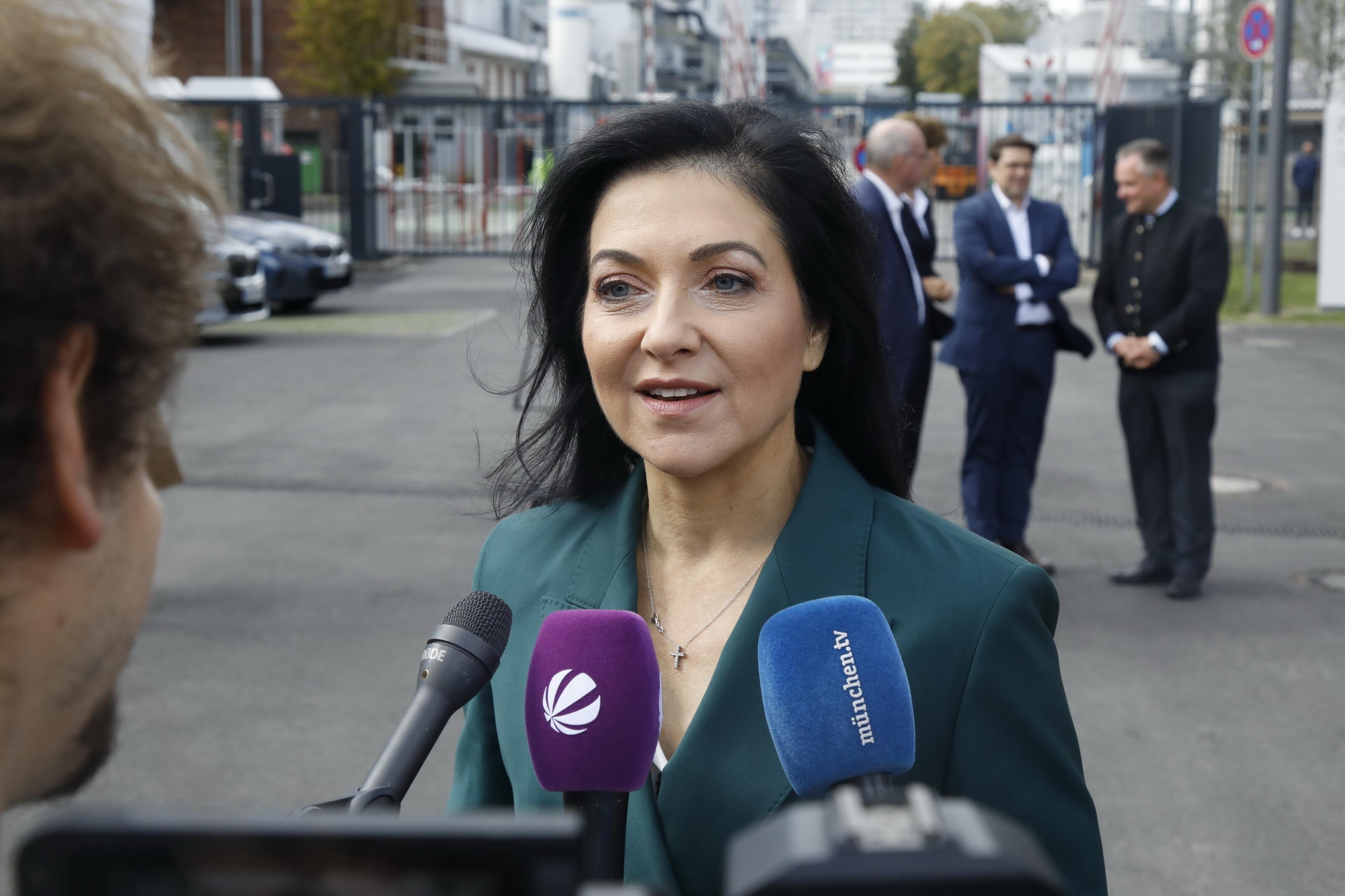 ARCHIV (02.10.2025): Katharina Reiche, Bundesministerin für Wirtschaft und Energie, bei der Eröffnung des BMW Group Talent Campus in München Bayern. München,.