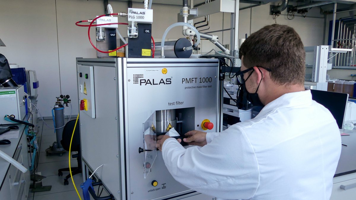 Florian Leikam, Mitglied des SKZ-Projektteams Atemschutz, testet Atemschutzmasken am neuen Prüfgerät „Palas“. 
