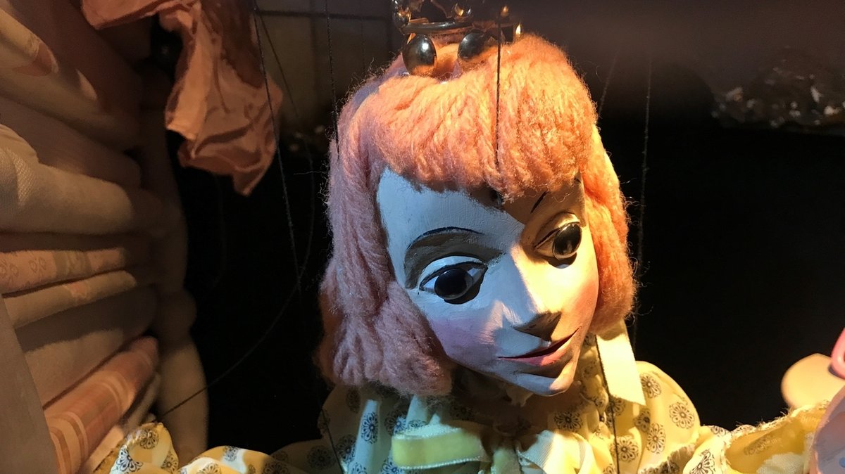 Die Marionette "Prinzessin auf der Erbse" von der Augsburger Puppenkiste