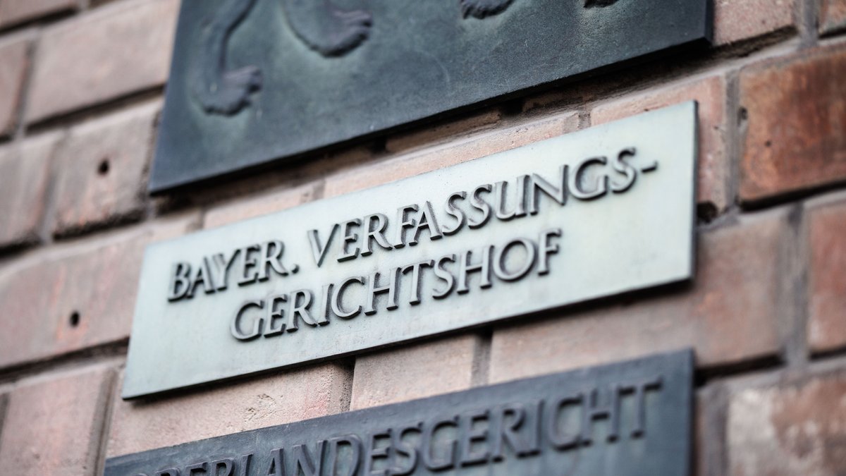 Der Schriftzug "Bayer. Verfassungsgerichtshof" ist auf einem Schild am Bayerischen Verfassungsgerichtshof zu sehen.