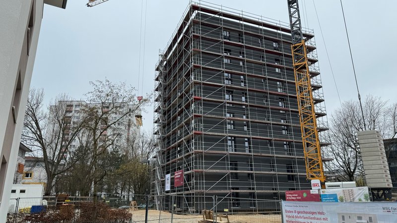 Das Mietshaus in Fürth ist von einem Baugerüst ummantelt. | Bild: Br24 / Andreas Heinicke Das Mietshaus in Fürth ist von einem Baugerüst ummantelt.