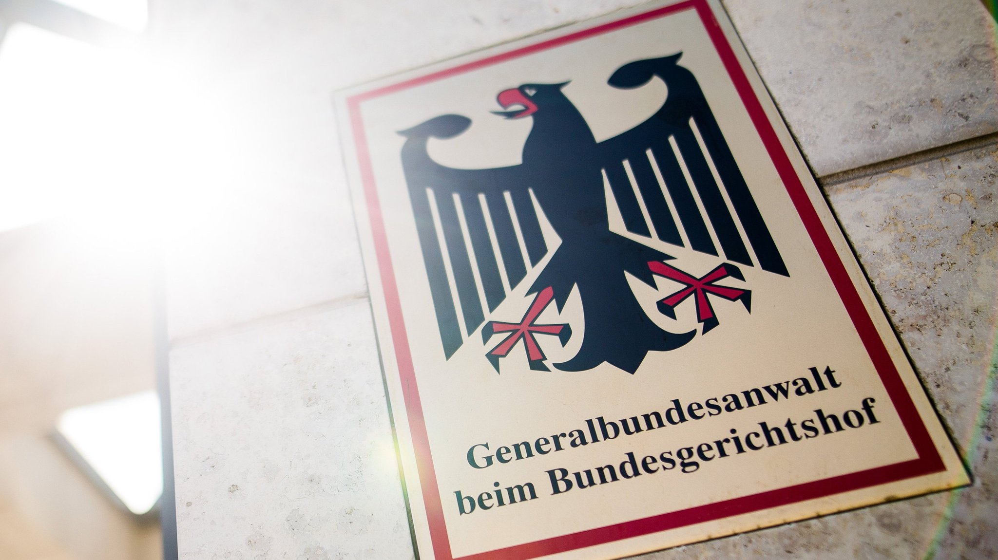 "Generalbundesanwalt beim Bundesgerichtshof" steht auf einem Schild am Eingang zum Gebäude der Bundesanwaltschaft in Karlsruhe. | Bild: dpa-Bildfunk/Christoph Schmidt "Generalbundesanwalt beim Bundesgerichtshof" steht auf einem Schild am Eingang zum Gebäude der Bundesanwaltschaft in Karlsruhe.