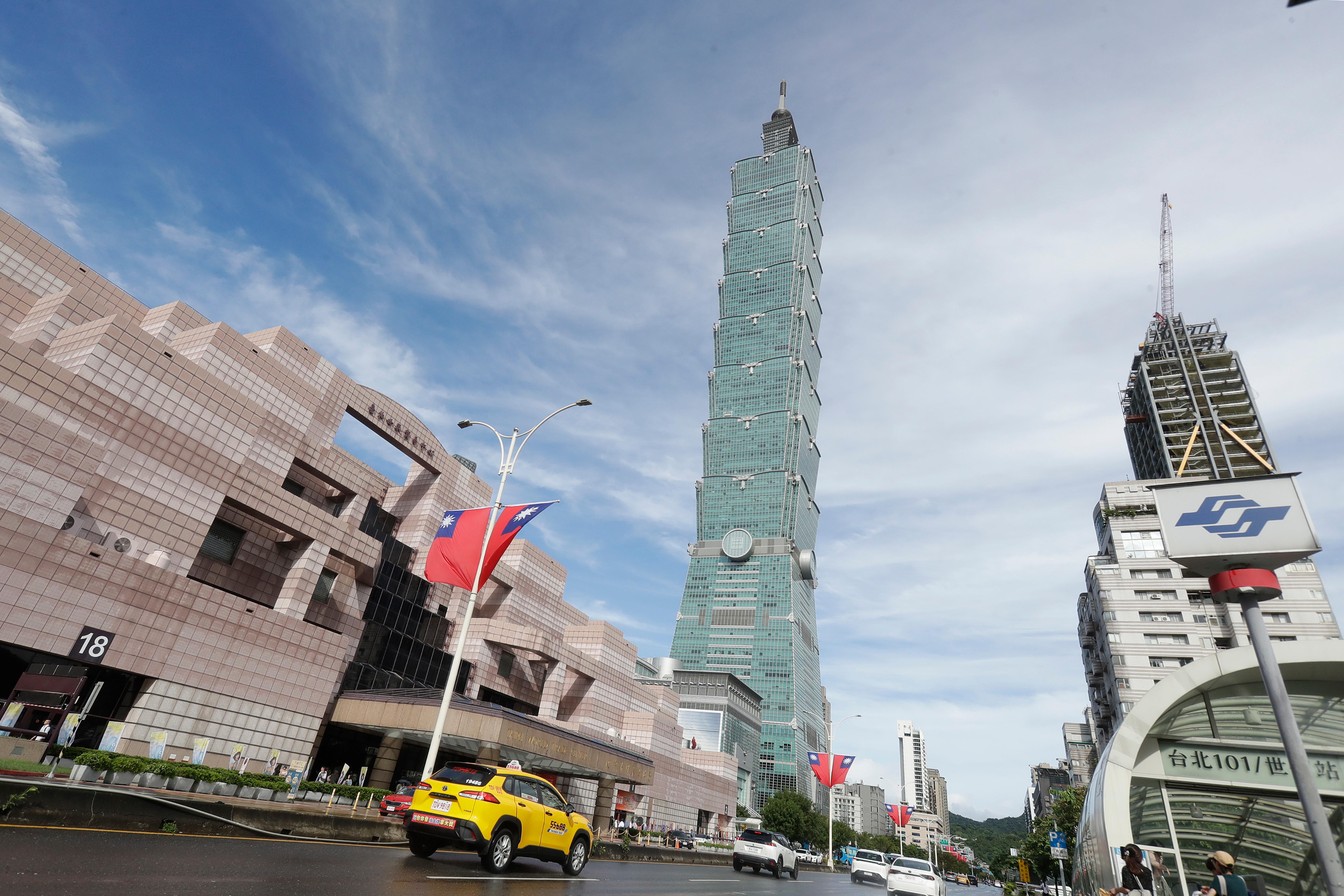 Der "Taipei 101", im Vordergrund die Flagge Taiwans.