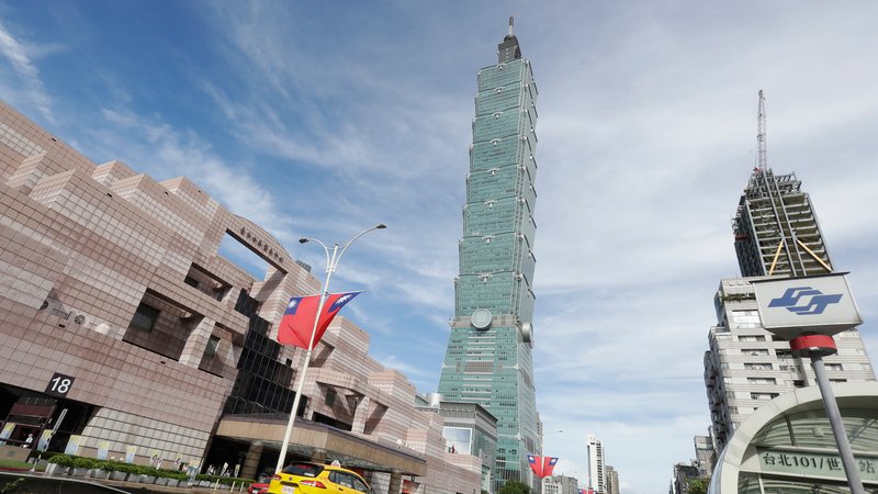 Der "Taipei 101", im Vordergrund die Flagge Taiwans. | Bild: picture alliance / ASSOCIATED PRESS | Chiang Ying-ying Der "Taipei 101", im Vordergrund die Flagge Taiwans.