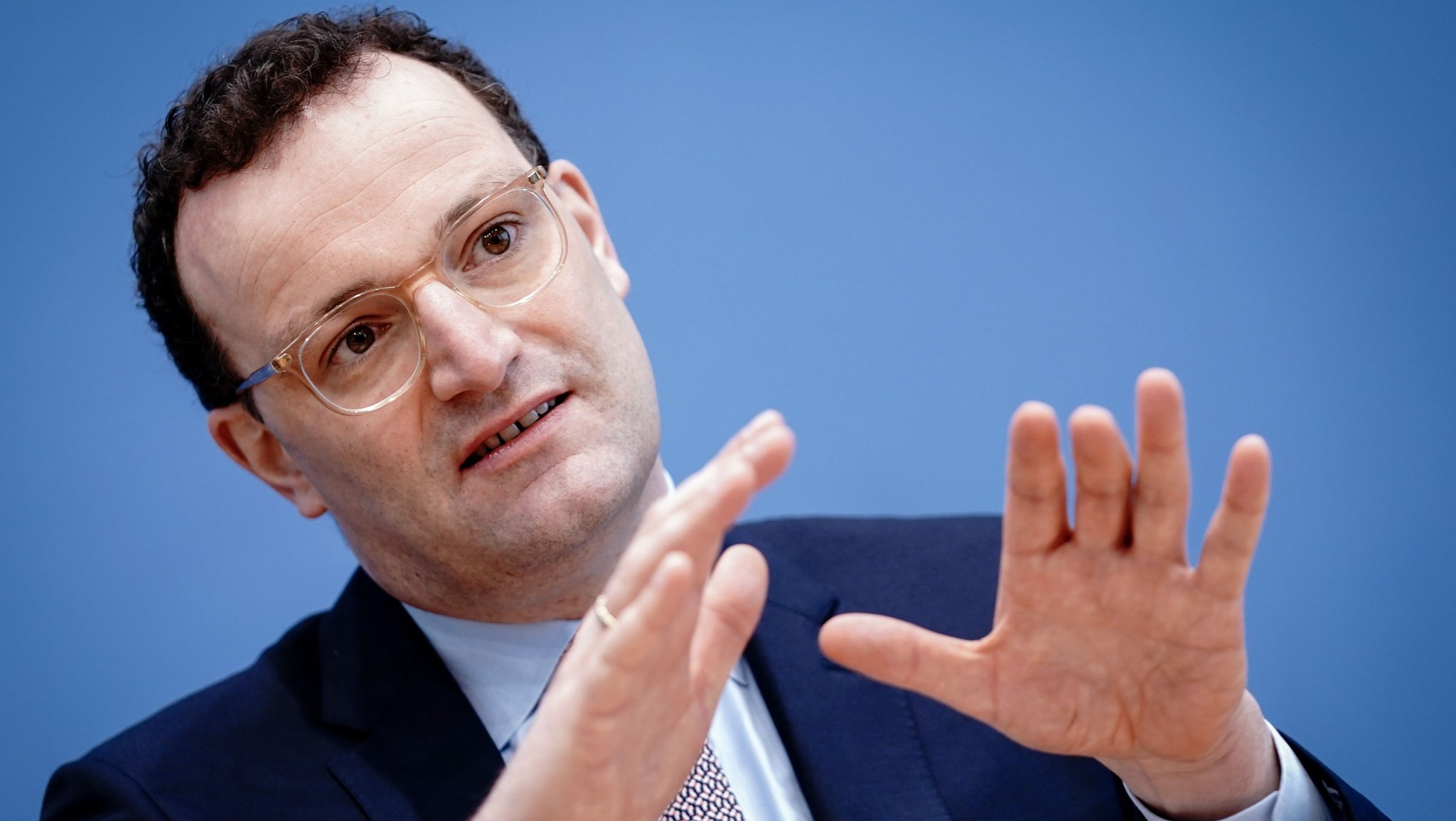 Der Lockdown scheint endlich Wirkung zu zeigen. Die Zahlen der Neuinfektionen sinken. Gesundheitsminister Spahn ist zuversichtlich, gleichzeitig mahnt er zur Vernunft in den kommenden Wochen. "Noch stehen uns harte Wochen bevor".