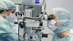 Der Augen-OP Chef mit einer OP-Schwester bei einer Operation. (Symbolbild) | Bild:Klinikum rechts der Isar/Michael Stobrawe