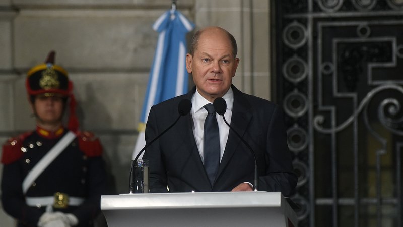 Bundeskanzler Olaf Scholz (SPD) bei einer Pressekonferenz in Buenos Aires, Argentinien, 28.1.2023