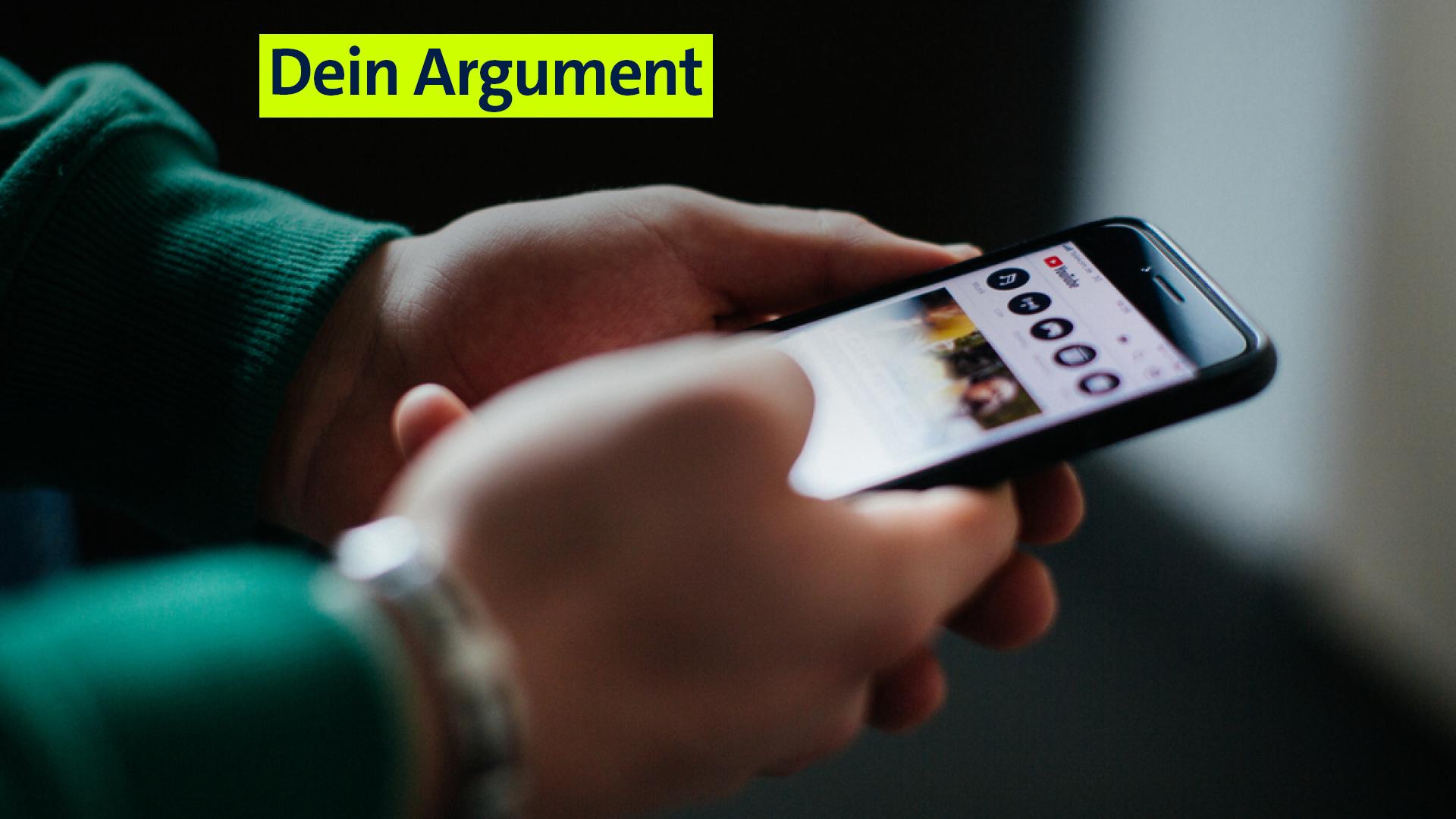 Ein junger Mann surft durch YouTube (Archivbild)