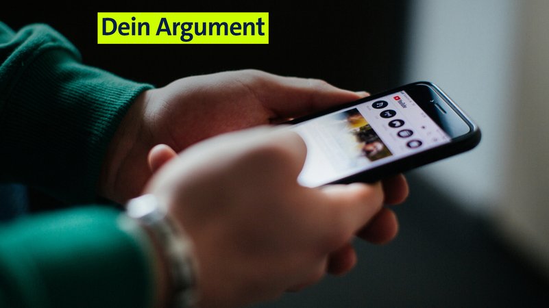 Ein junger Mann surft durch YouTube (Archivbild) | Bild: BR/Julia Müller Ein junger Mann surft durch YouTube (Archivbild)