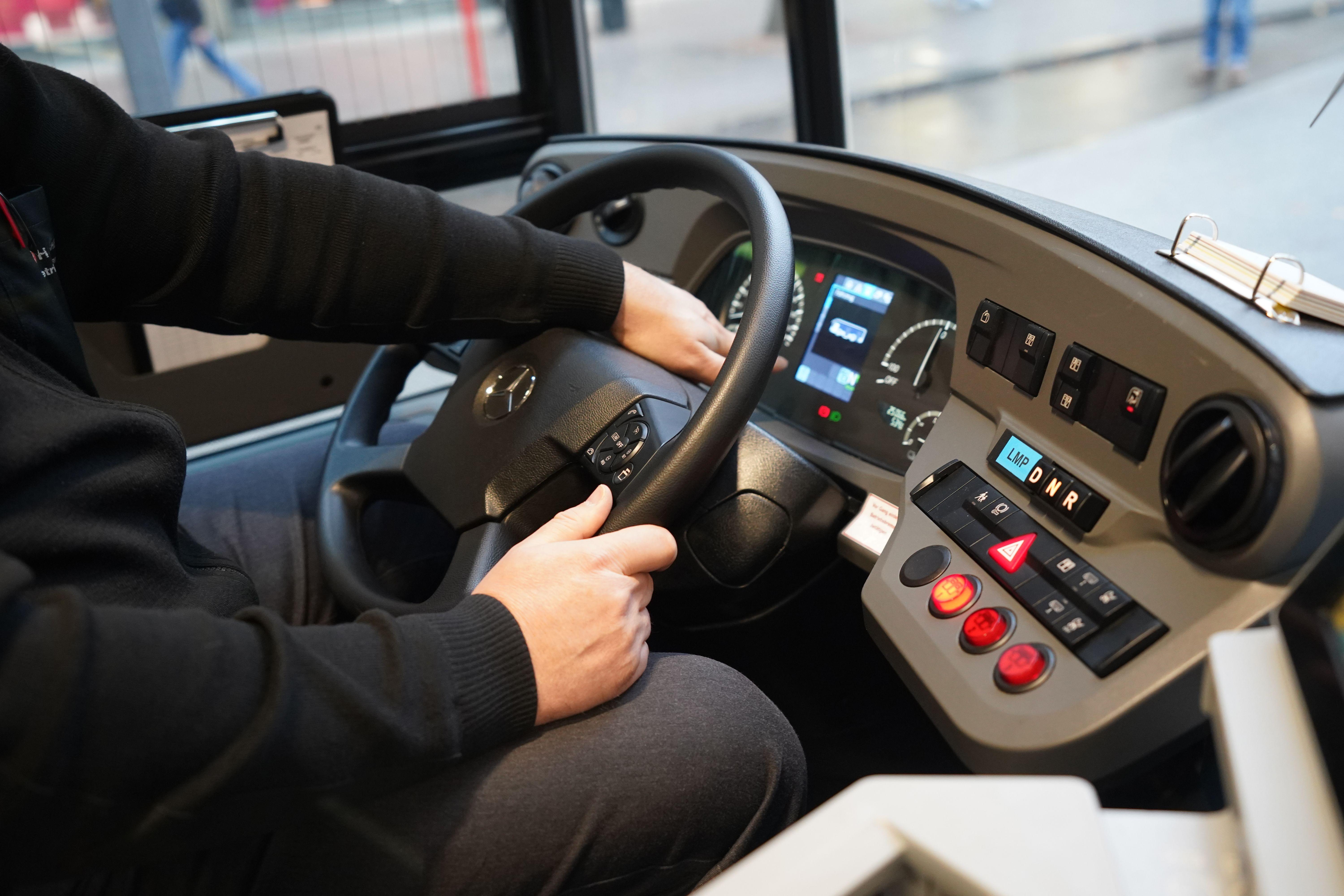 Ein Busfahrer sitzt in einem Bus. (Symbolbild)